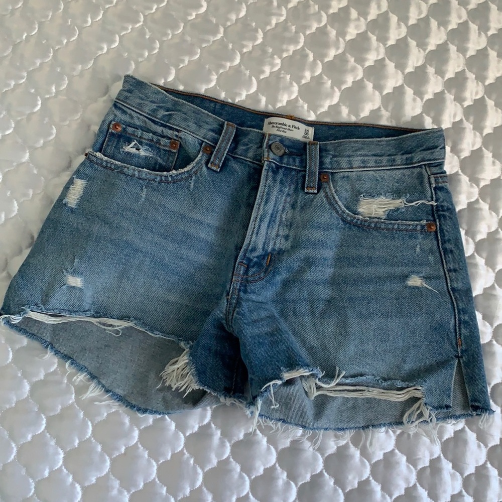 Abercrombie Mid Rise Boyfriend Shorts Medium Wash
